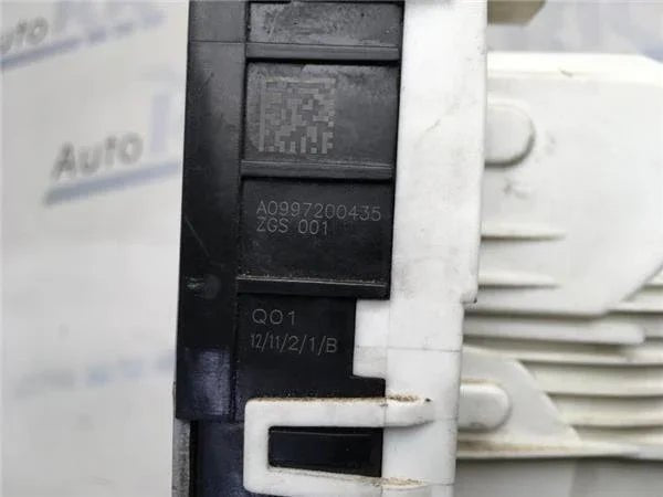 Cerradura delantera dcha Mercedes A09972