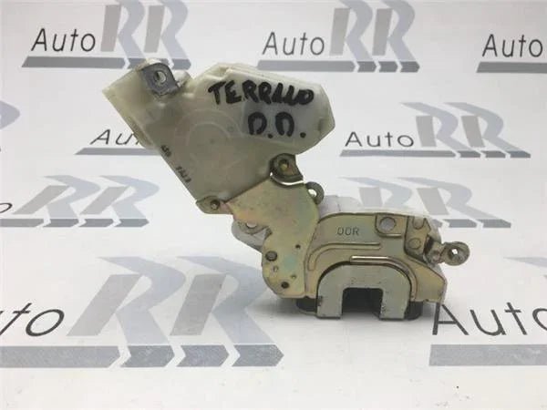 Cerradura derecha Nissan Terrano II
