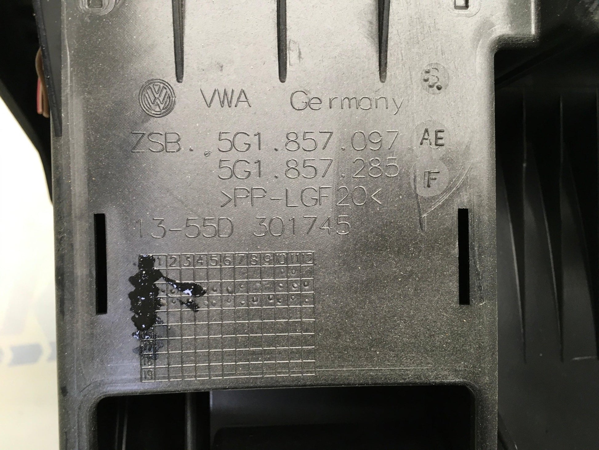 Guantera VW Golf VII - 5G1857097AE