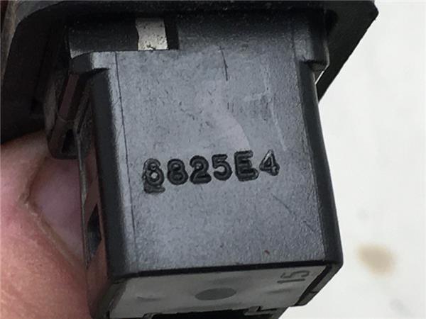 Interruptor puerta Nissan 6825E4