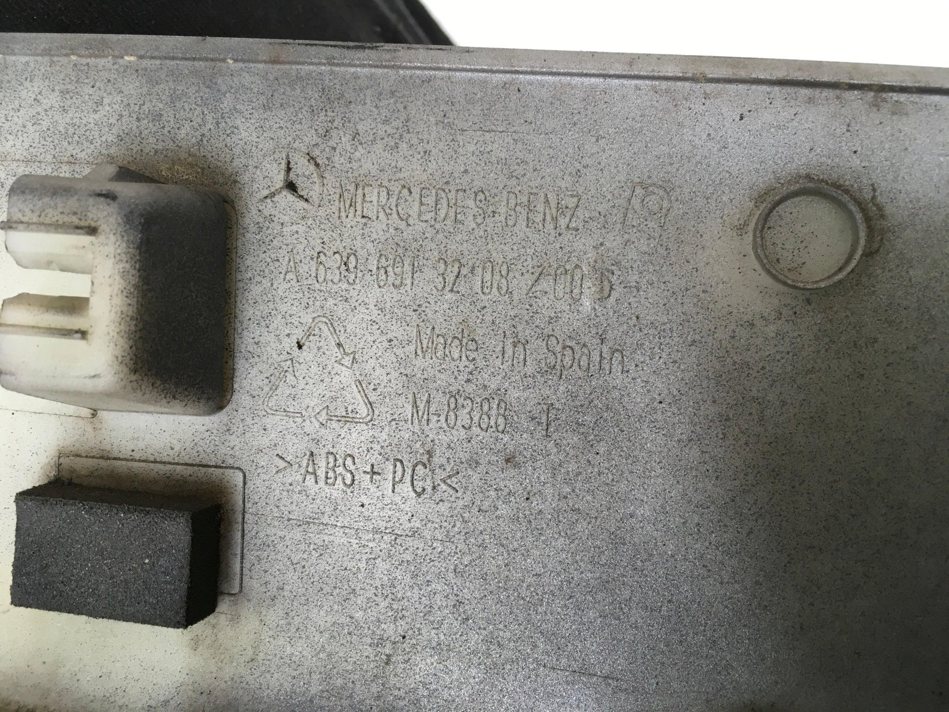 Moldura izquierda Mercedes Viano - A6396913208