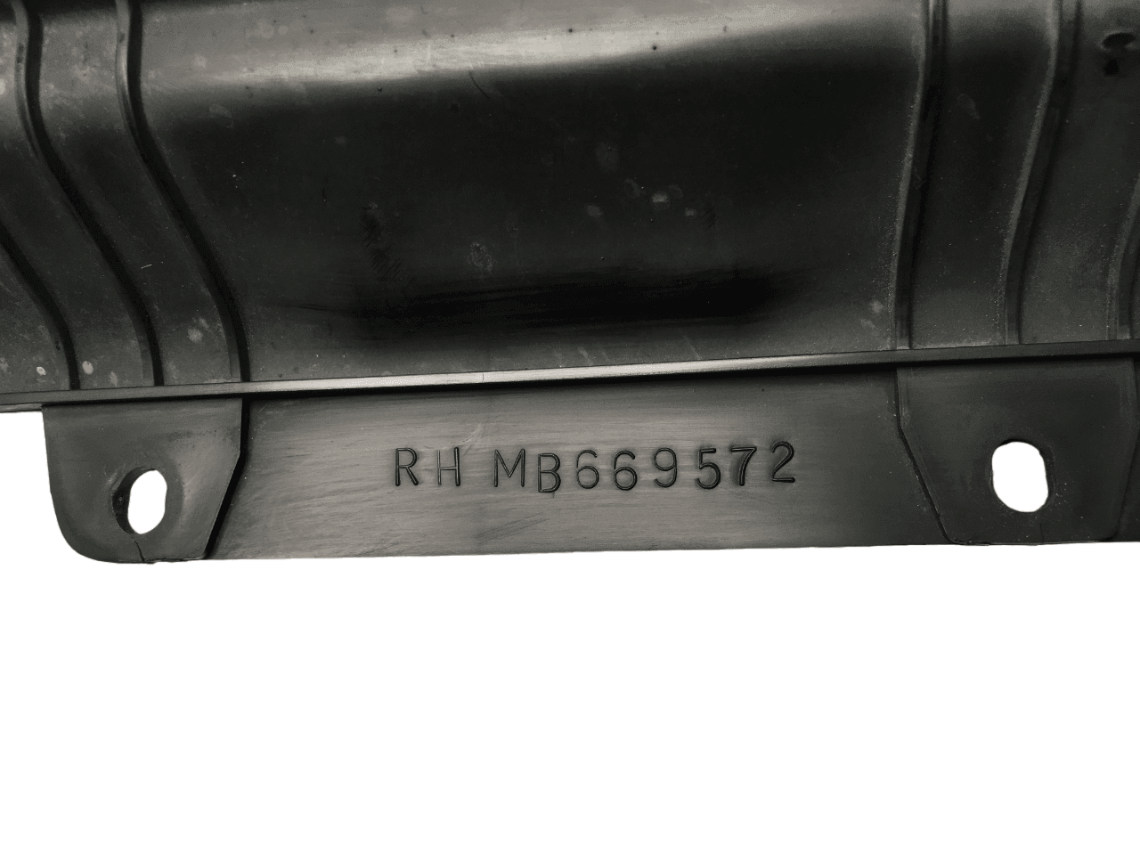 Rejilla Mitsubishi Montero II - MB669572